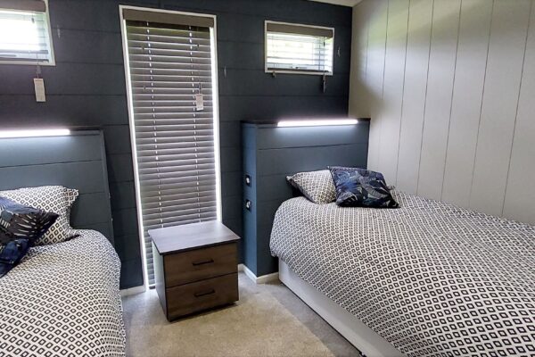 The MAes Mynan Lodge - twin bedroom - slider