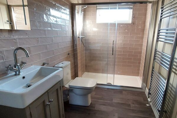 Ensuite bathroom of Carw Lodge | Bespoke luxury lodge for sale on Maes Mynan Park | Wessex Omar Lodge | North Wales