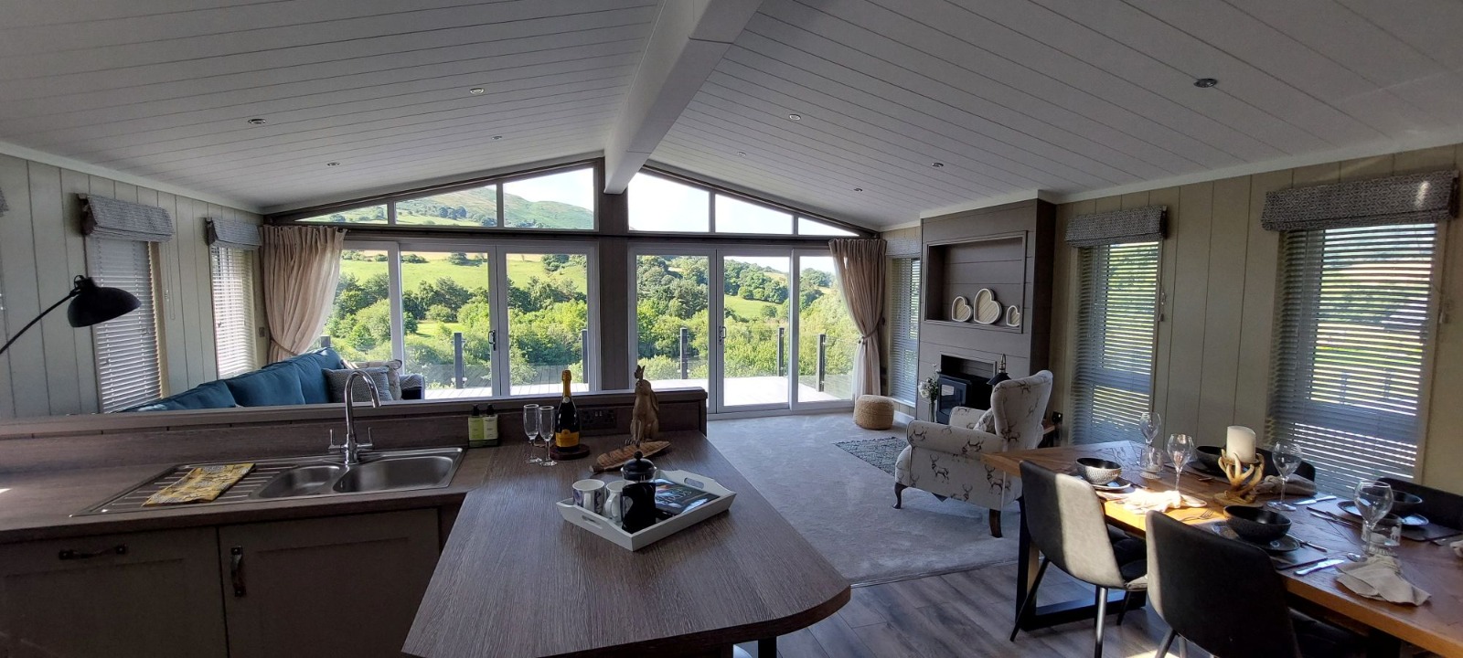 Carw Lodge kitchen and dining area – luxury lodge in North Wales