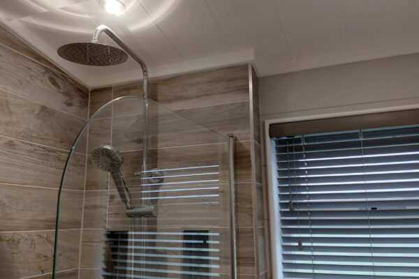 Lodge for sale in North Wales | Luxury countryside retreat bathroom