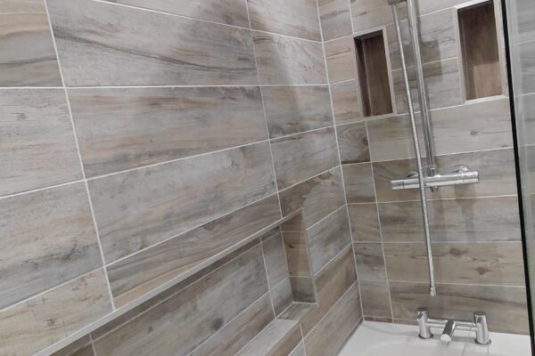 blue willow lodge at maes mynan park - large bath and shower