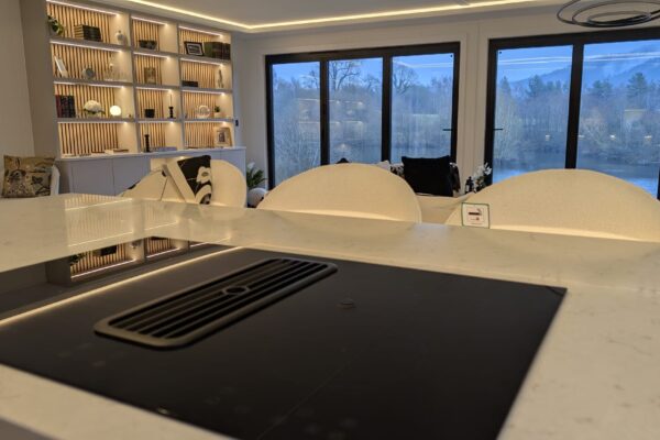 Down draft cooker hob extraction in granite worktop - Solhare Lodge by YourRetreats - Maes Mynan Park