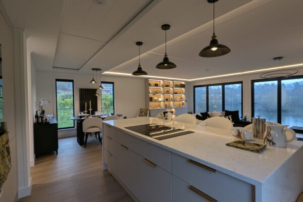 Solhare Lodge - open plan living - Maes Mynan Park